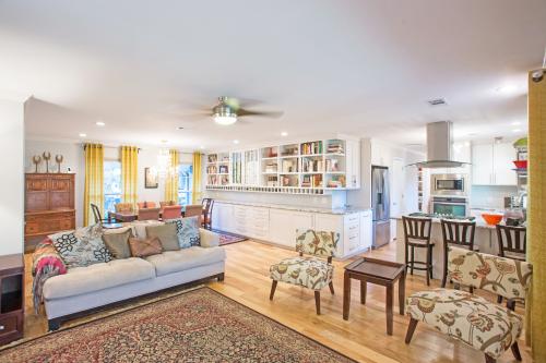 3102 Pinecrest Central Austin Realtor: Rachel Nation Nation Holdings LLC
